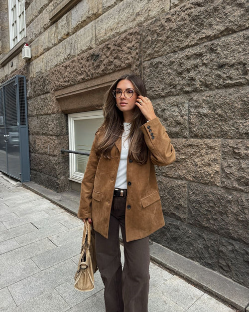 Model wearing long wool blend coat in warm brown – ELEGENZE