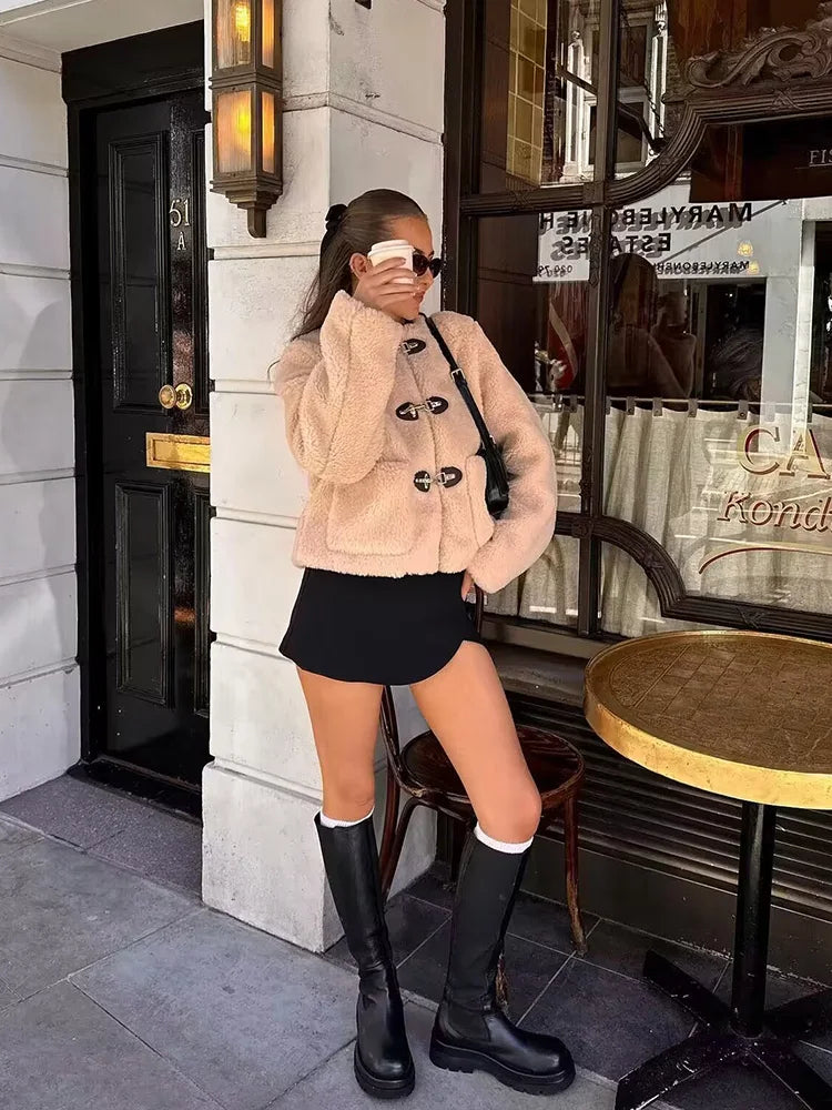 Model wearing fleece button jacket in Beige – ELEGENZE