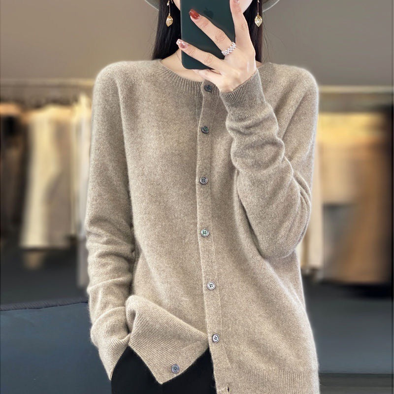 Button-front relaxed cardigan in Beige with ribbed cuffs – ELEGENZE