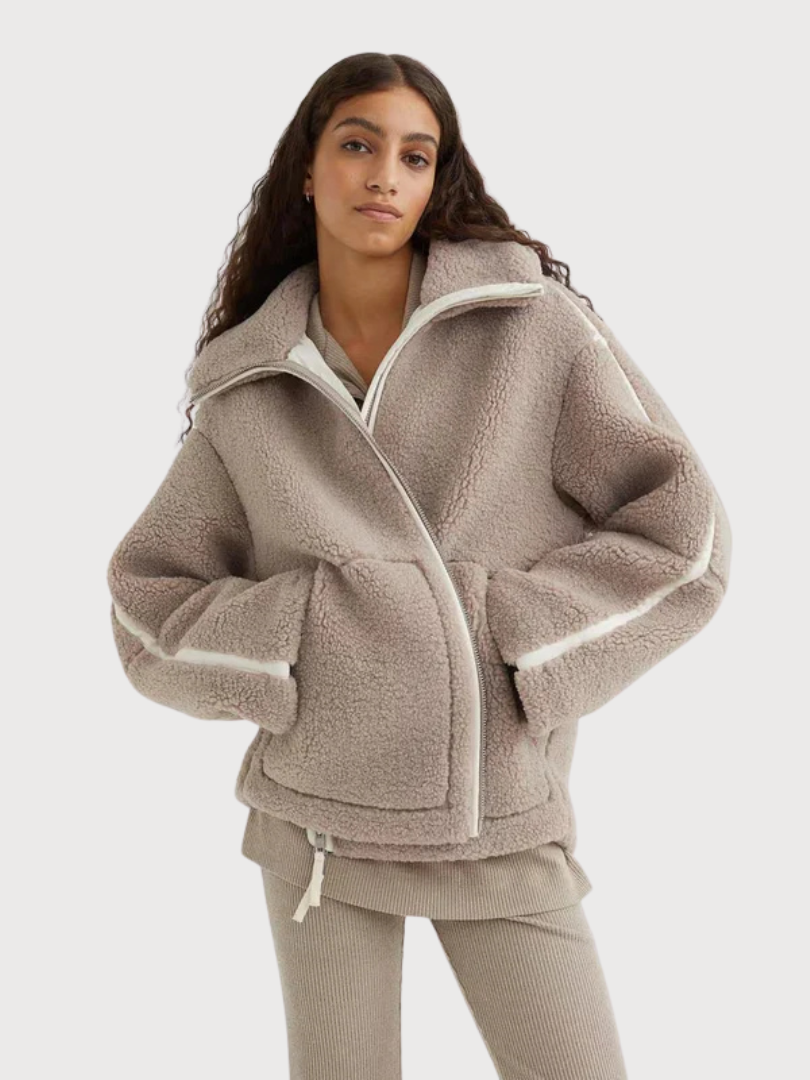 Close-up of plush sherpa fabric and zip closure on oversized jacket in Coffee – ELEGENZE